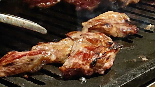 焼かれる赤牛